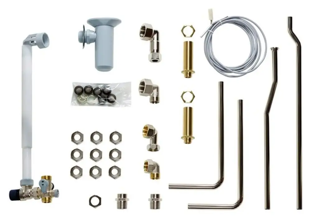 Vaillant Speicher-Verrohrungssatz mit verschiedenen Metallteilen, Rohrverbindungen, eine Sicherheitsgruppe und Zubehör für die Installation, angeordnet auf weißem Hintergrund.